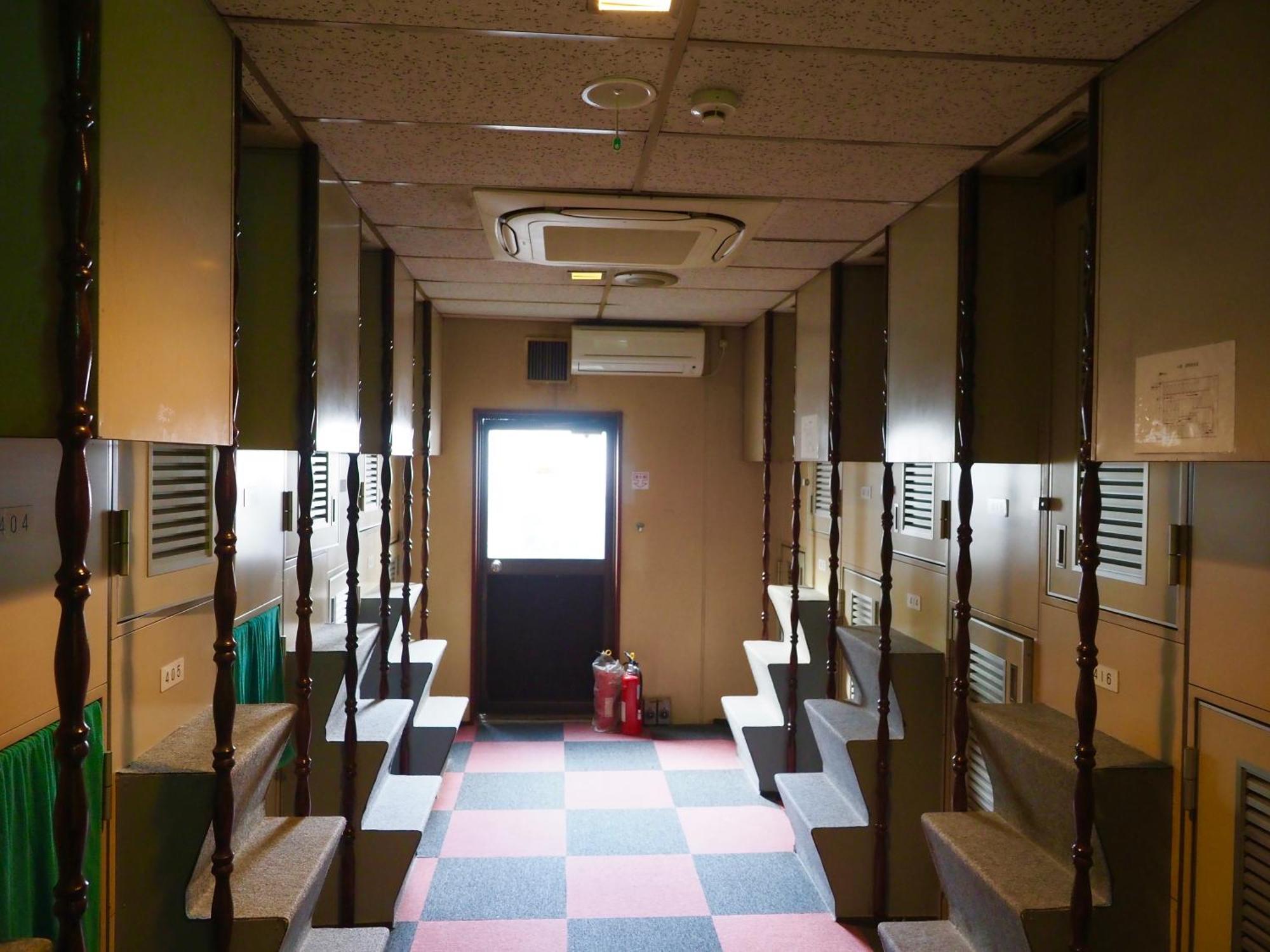 Capsule Hotel Block Room Токио Экстерьер фото